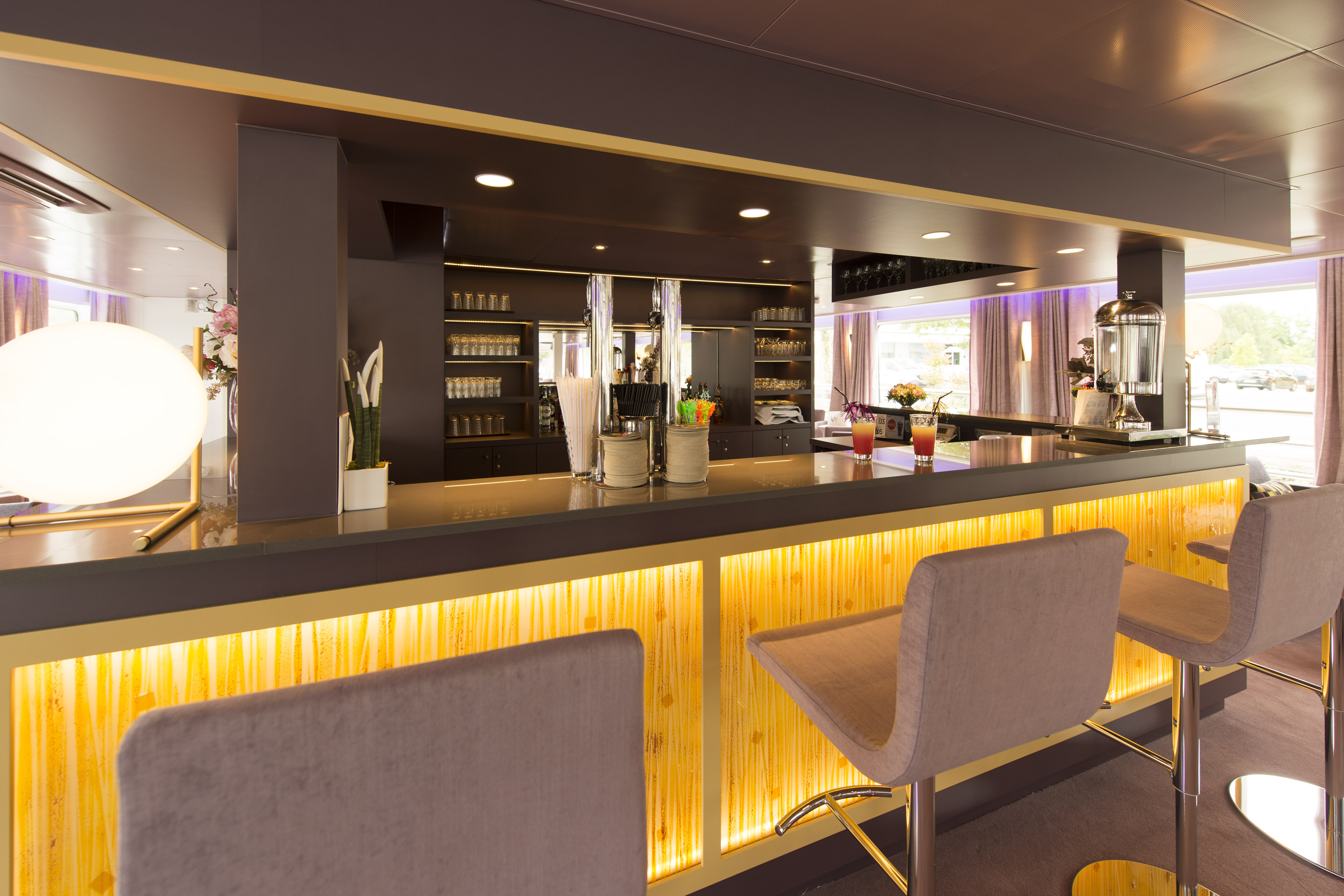 Lounge Bar with Dancefloor
